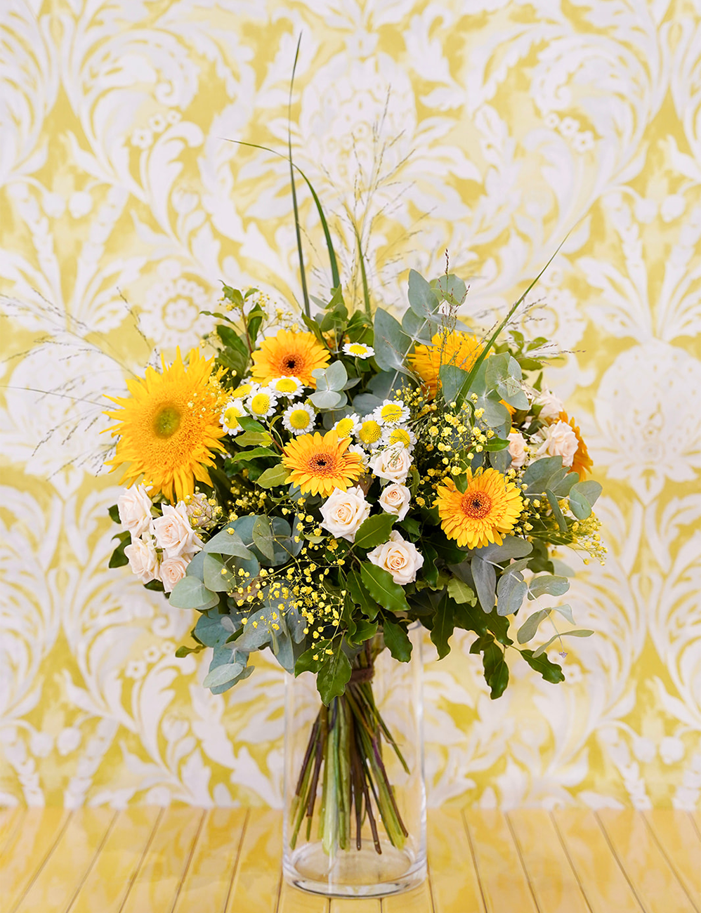 Bouquet de fleurs au style champêtre et vaporeux dans les tons jaunes, blancs et verts.