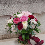 Composition de deuil dans les tons roses, rouges et  blanc.
MaisonFiori fleuriste ouvert à Nice. Créations florales élégantes et livraison de fleurs de saison à Nice en avril. Commande en ligne ou en boutique.