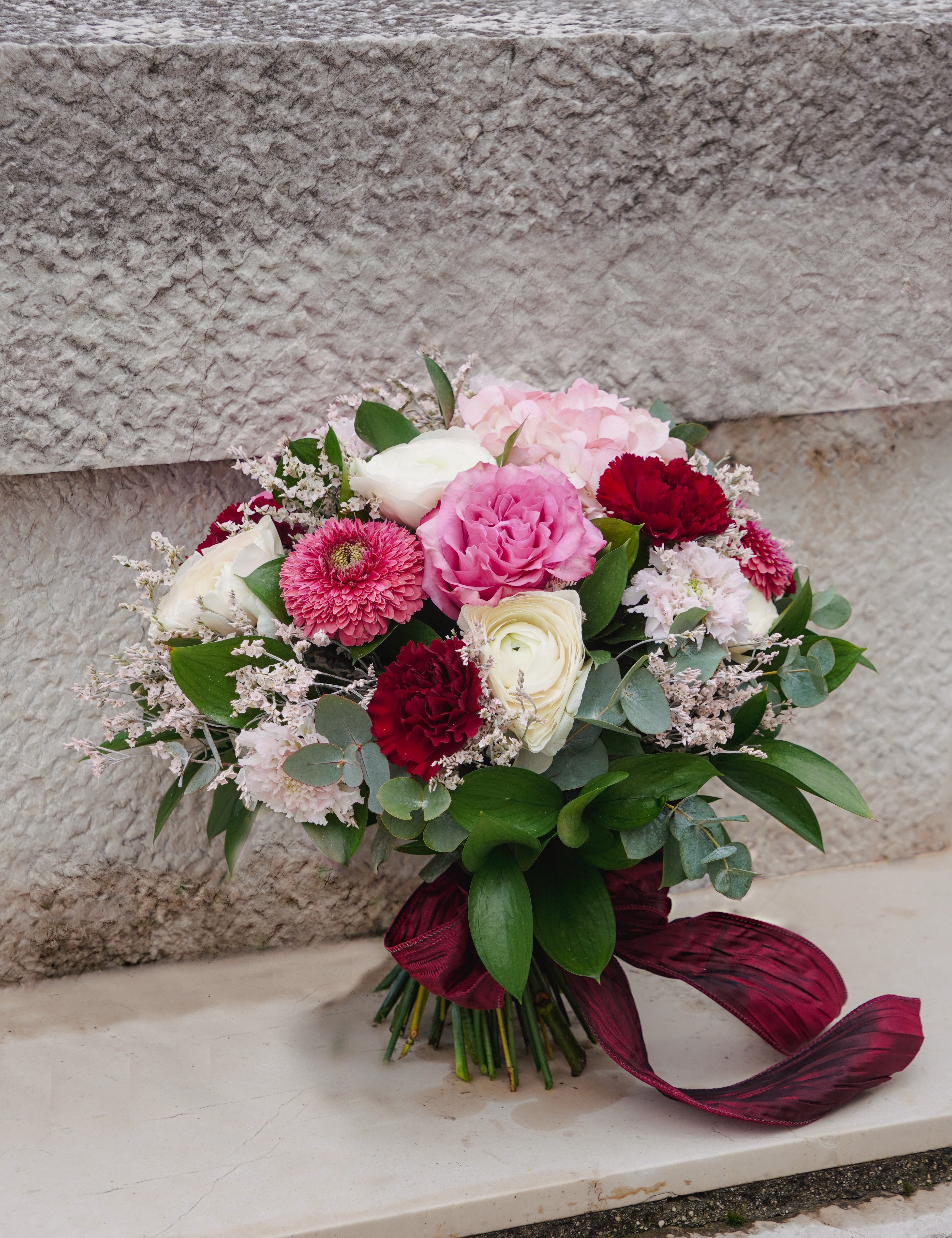 Composition de deuil dans les tons roses, rouges et  blanc.
MaisonFiori fleuriste ouvert à Nice. Créations florales élégantes et livraison de fleurs de saison à Nice en avril. Commande en ligne ou en boutique.