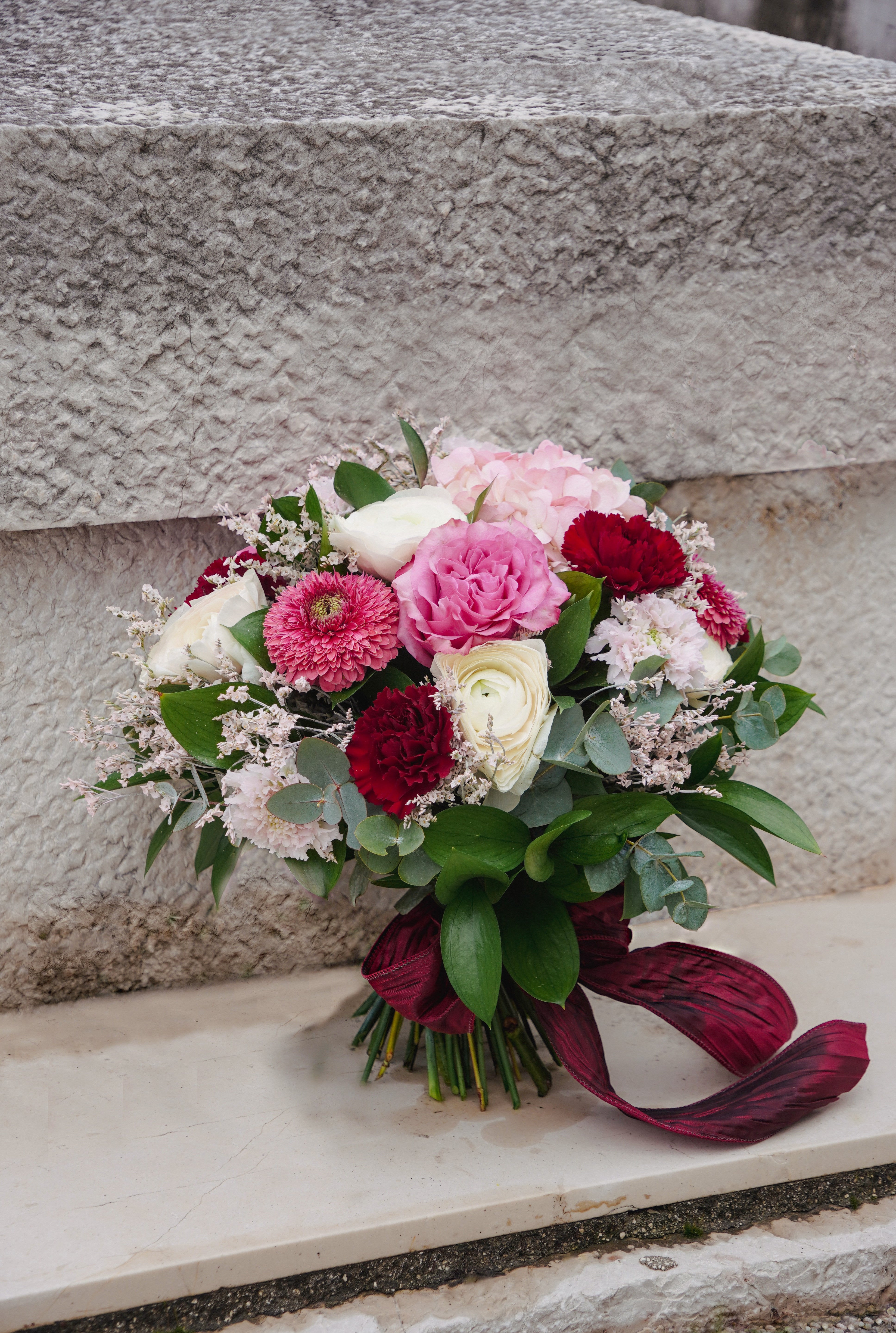 Composition de deuil dans les tons roses, rouges et  blanc.
MaisonFiori fleuriste ouvert à Nice. Créations florales élégantes et livraison de fleurs de saison à Nice en avril. Commande en ligne ou en boutique.