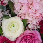 Composition de deuil dans les tons roses, rouges et  blanc.
MaisonFiori fleuriste ouvert à Nice. Créations florales élégantes et livraison de fleurs de saison à Nice en avril. Commande en ligne ou en boutique.