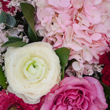 Composition de deuil dans les tons roses, rouges et  blanc.
MaisonFiori fleuriste ouvert à Nice. Créations florales élégantes et livraison de fleurs de saison à Nice en avril. Commande en ligne ou en boutique.