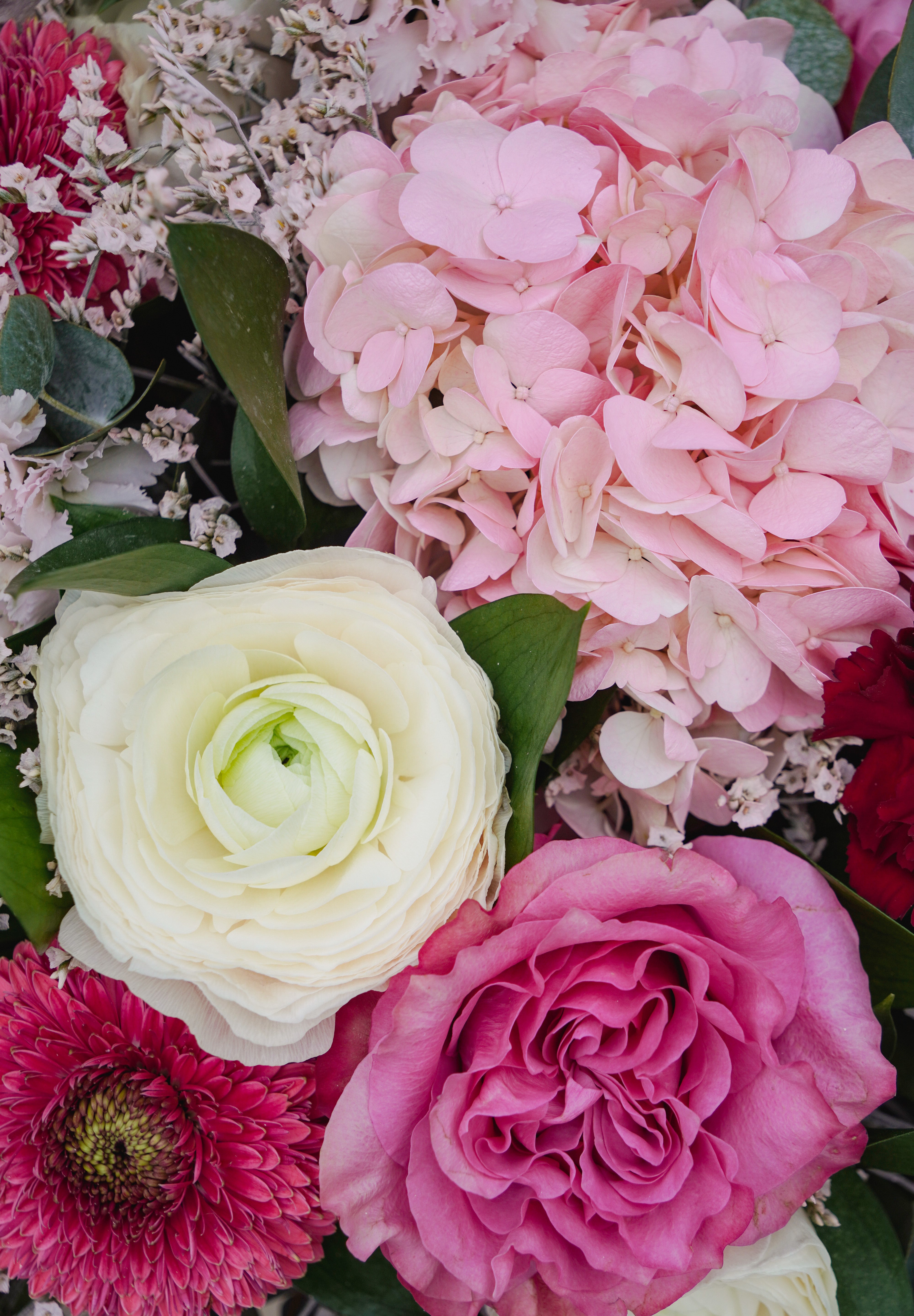 Composition de deuil dans les tons roses, rouges et  blanc.
MaisonFiori fleuriste ouvert à Nice. Créations florales élégantes et livraison de fleurs de saison à Nice en avril. Commande en ligne ou en boutique.