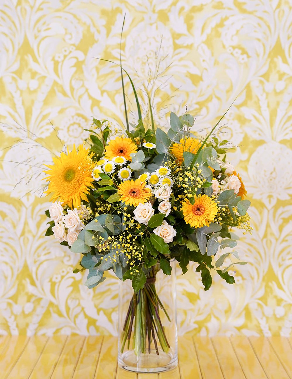 Bouquet de fleurs au style champêtre et vaporeux dans les tons jaunes, blancs et verts.