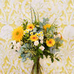 Bouquet de fleurs au style champêtre et vaporeux dans les tons jaunes, blancs et verts.