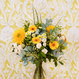 Bouquet de fleurs au style champêtre et vaporeux dans les tons jaunes, blancs et verts.
