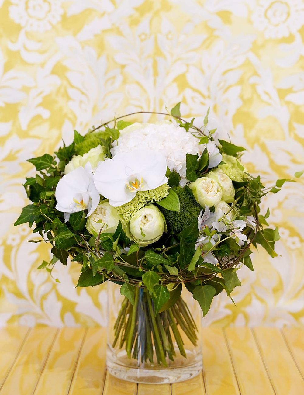 Bouquet de fleurs rond dans les tons blancs et verts.