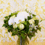 Bouquet de fleurs rond dans les tons blancs et verts.
