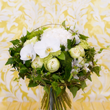 Bouquet de fleurs rond dans les tons blancs et verts.