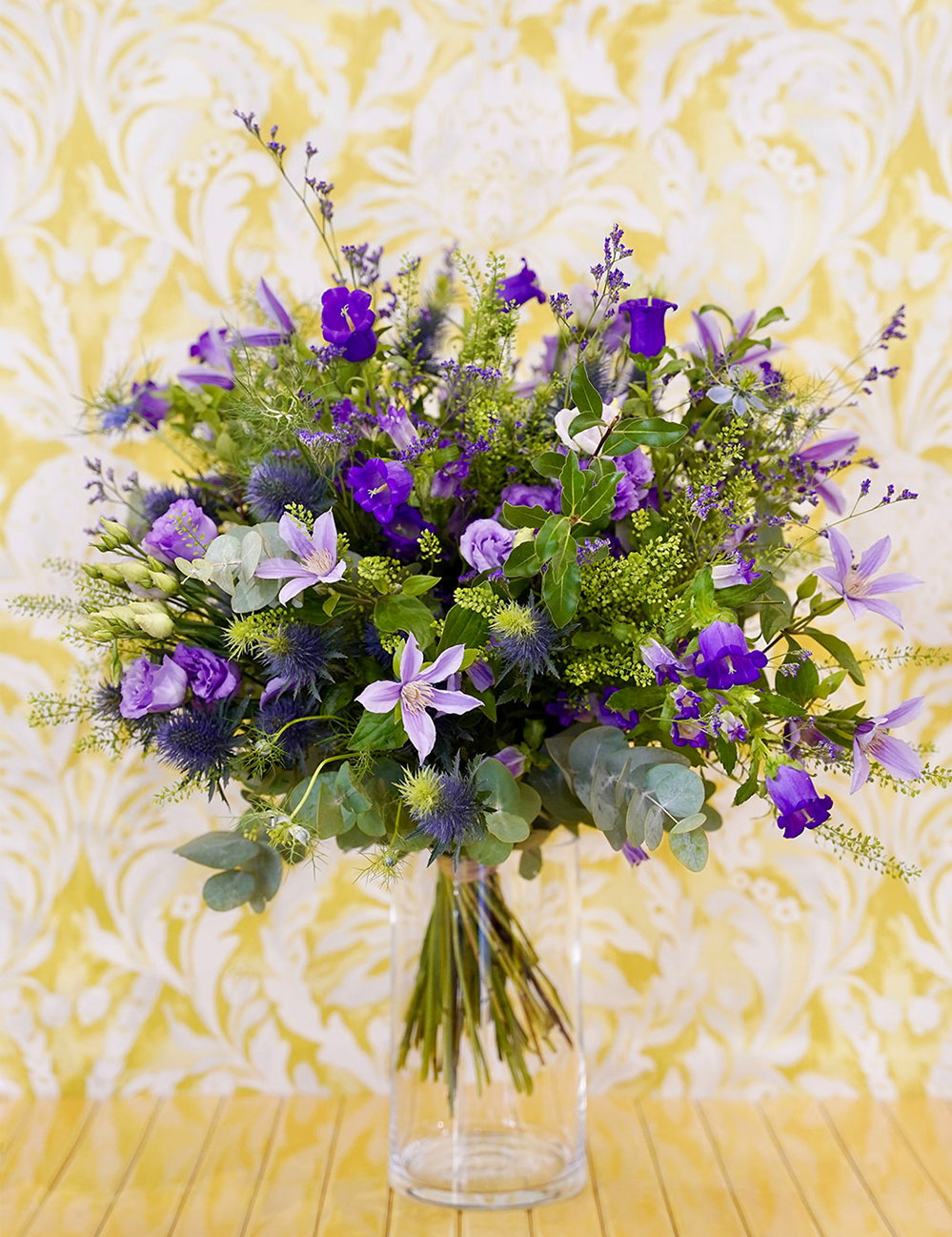 Bouquet de fleurs au style champêtre et élégant dans les tons violets avec des touches de vert.