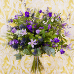 Bouquet de fleurs au style champêtre et élégant dans les tons violets avec des touches de vert.