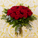 Bouquet de roses dans les tons rouges avec des touches de vert.