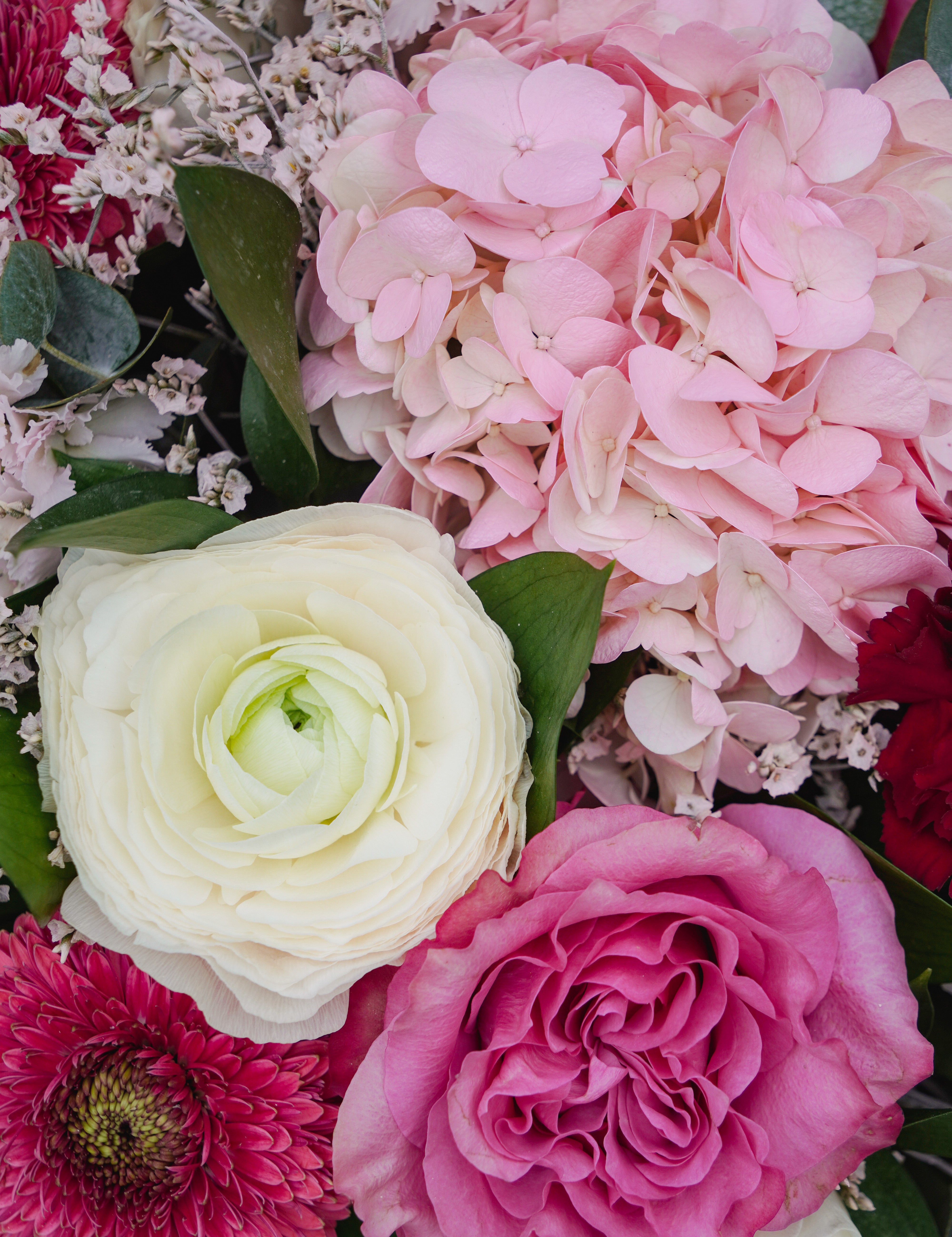 Composition de deuil dans les tons roses, rouges et  blanc.
MaisonFiori fleuriste ouvert à Nice. Créations florales élégantes et livraison de fleurs de saison à Nice en avril. Commande en ligne ou en boutique.
Nous livrons régulièrement nos compositions sur Nice à l'Athanée de Nice, la Chambre Funéraire de Gairaut et l'Athanée de Monaco