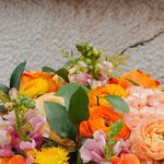 Composition de deuil dans les tons orangés. Rendez un hommage joyeux et personnalisé à vos être chers.
MaisonFiori fleuriste ouvert à Nice. Créations florales élégantes et livraison de fleurs de saison à Nice en avril. Commande en ligne ou en boutique.