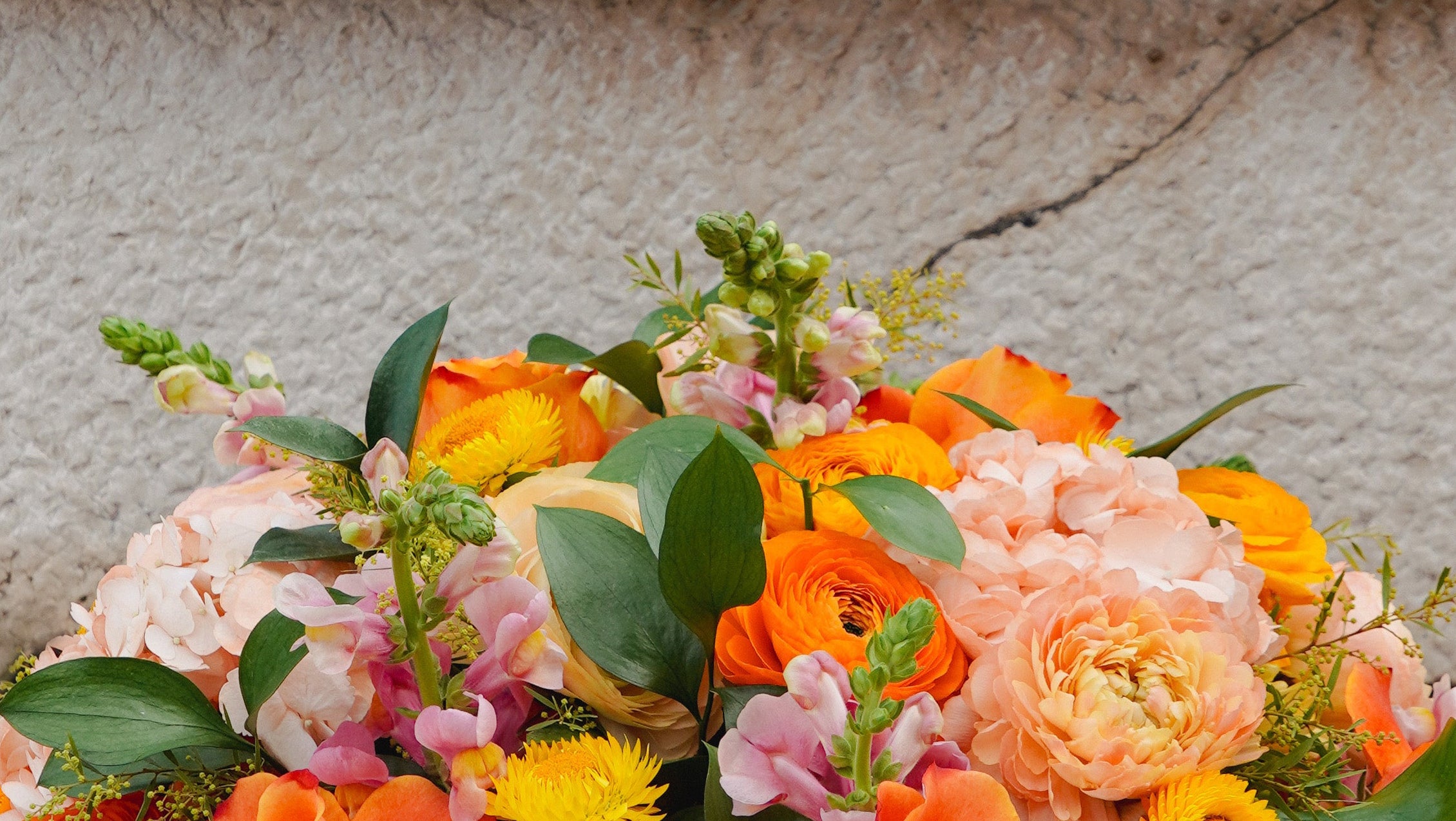 Composition de deuil dans les tons orangés. Rendez un hommage joyeux et personnalisé à vos être chers.
MaisonFiori fleuriste ouvert à Nice. Créations florales élégantes et livraison de fleurs de saison à Nice en avril. Commande en ligne ou en boutique.