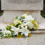 Composition de deuil dans les tons blancs avec des touches de vert.
MaisonFiori fleuriste ouvert à Nice. Bouquets de saison, créations florales élégantes et livraison de fleurs de saison à Nice en avril. Commande en ligne ou en boutique.