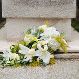 Composition de deuil dans les tons blancs avec des touches de vert.
MaisonFiori fleuriste ouvert à Nice. Bouquets de saison, créations florales élégantes et livraison de fleurs de saison à Nice en avril. Commande en ligne ou en boutique.