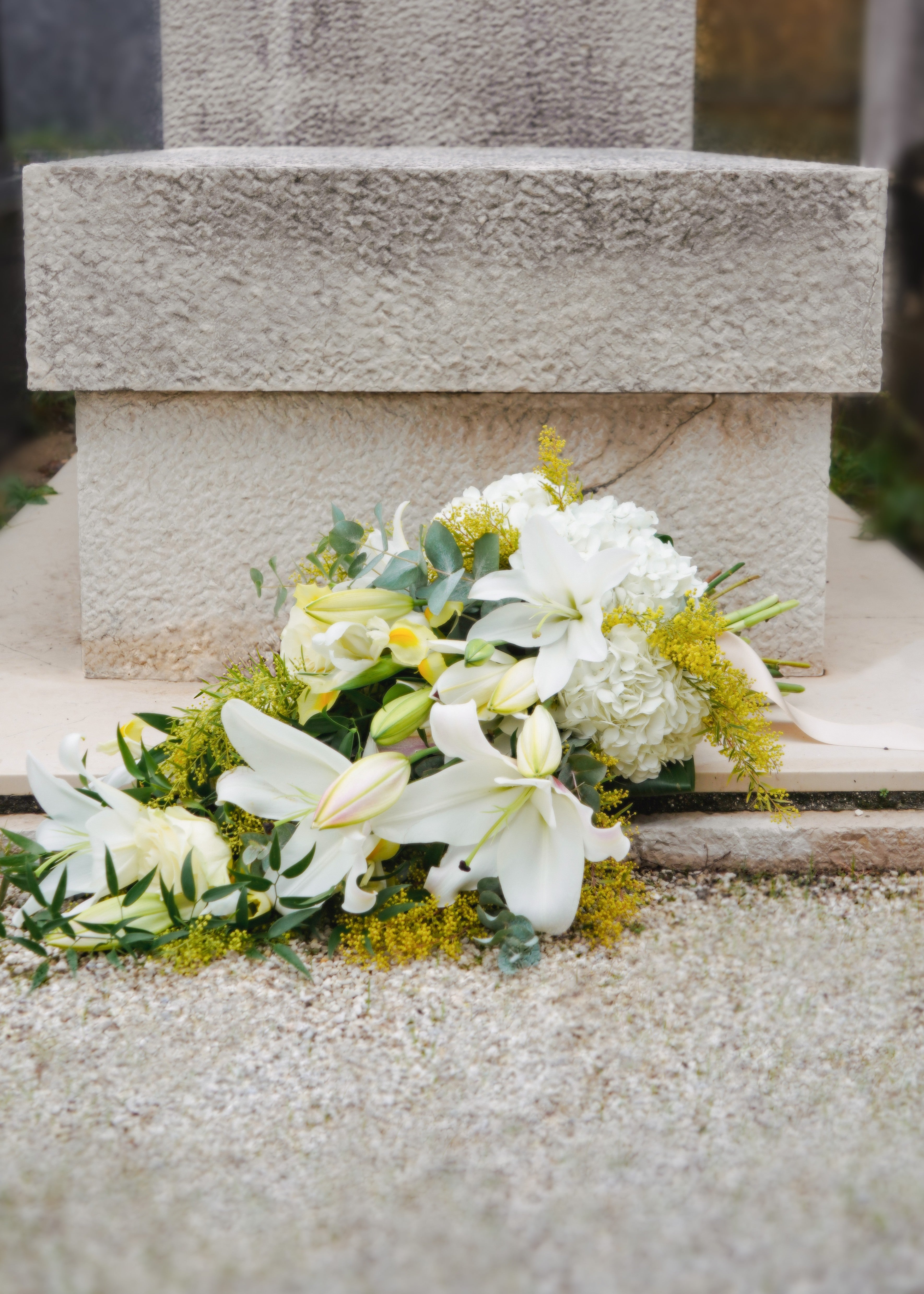 Composition de deuil dans les tons blancs avec des touches de vert.
MaisonFiori fleuriste ouvert à Nice. Bouquets de saison, créations florales élégantes et livraison de fleurs de saison à Nice en avril. Commande en ligne ou en boutique.