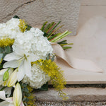 Composition de deuil dans les tons blancs avec des touches de vert.
MaisonFiori fleuriste ouvert à Nice. Bouquets de saison, créations florales élégantes et livraison de fleurs de saison à Nice en avril. Commande en ligne ou en boutique.