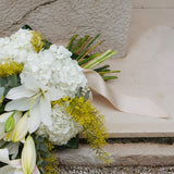 Composition de deuil dans les tons blancs avec des touches de vert.
MaisonFiori fleuriste ouvert à Nice. Bouquets de saison, créations florales élégantes et livraison de fleurs de saison à Nice en avril. Commande en ligne ou en boutique.