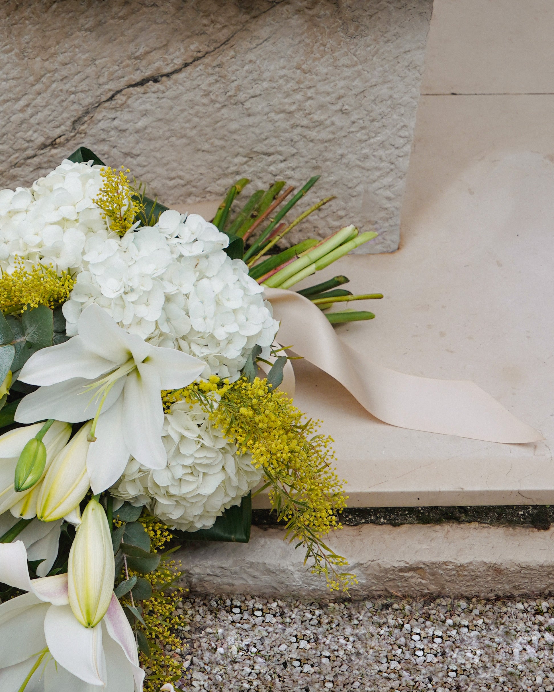 Composition de deuil dans les tons blancs avec des touches de vert.
MaisonFiori fleuriste ouvert à Nice. Bouquets de saison, créations florales élégantes et livraison de fleurs de saison à Nice en avril. Commande en ligne ou en boutique.