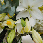 Composition de deuil dans les tons blancs avec des touches de vert intégrant des lys.
MaisonFiori fleuriste ouvert à Nice. Bouquets de saison, créations florales élégantes et livraison de fleurs de saison à Nice en avril. Commande en ligne ou en boutique.