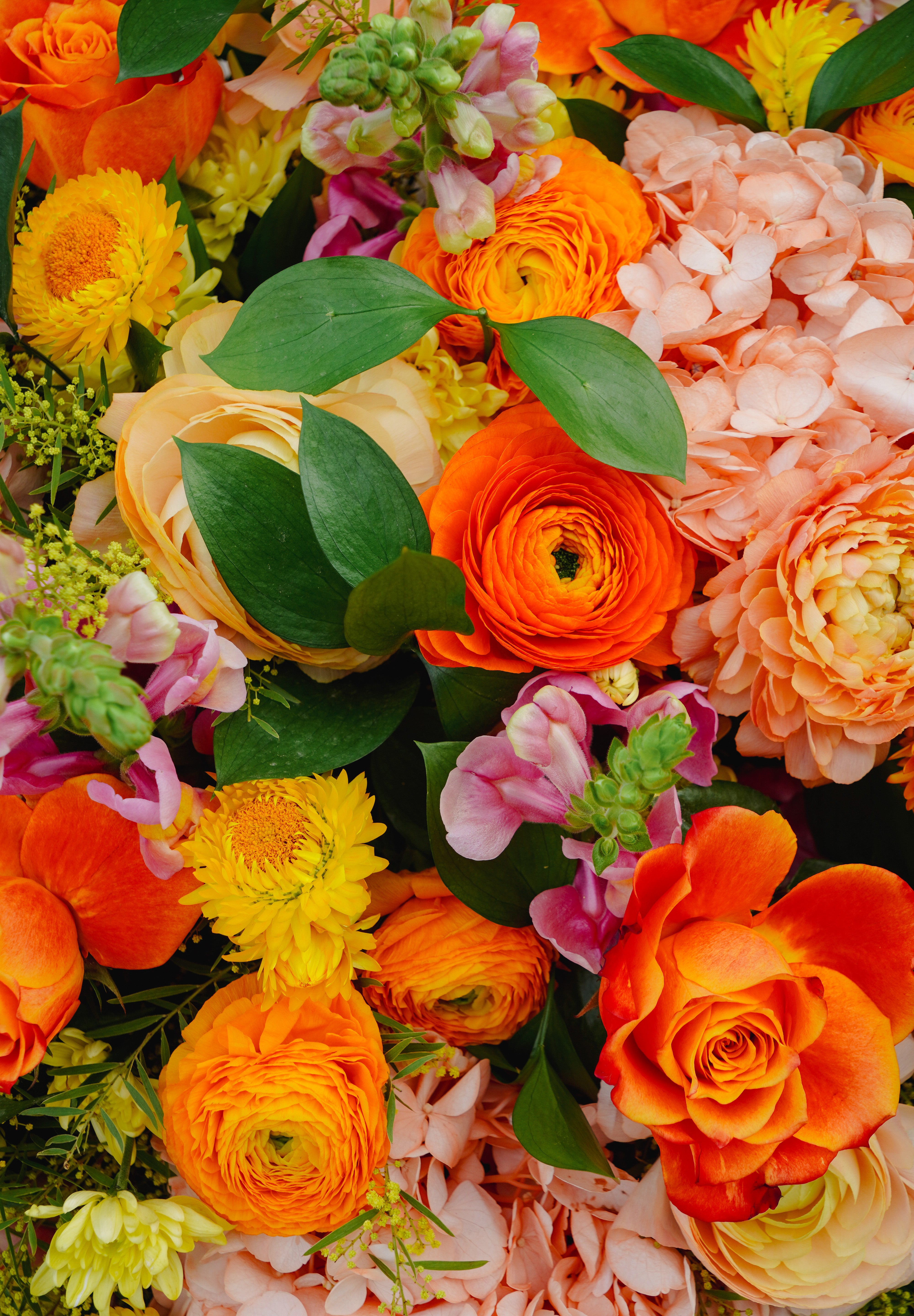 Composition de deuil dans les tons orangés. Rendez un hommage joyeux et personnalisé à vos être chers.
MaisonFiori fleuriste ouvert à Nice. Créations florales élégantes et livraison de fleurs de saison à Nice en avril. Commande en ligne ou en boutique.
