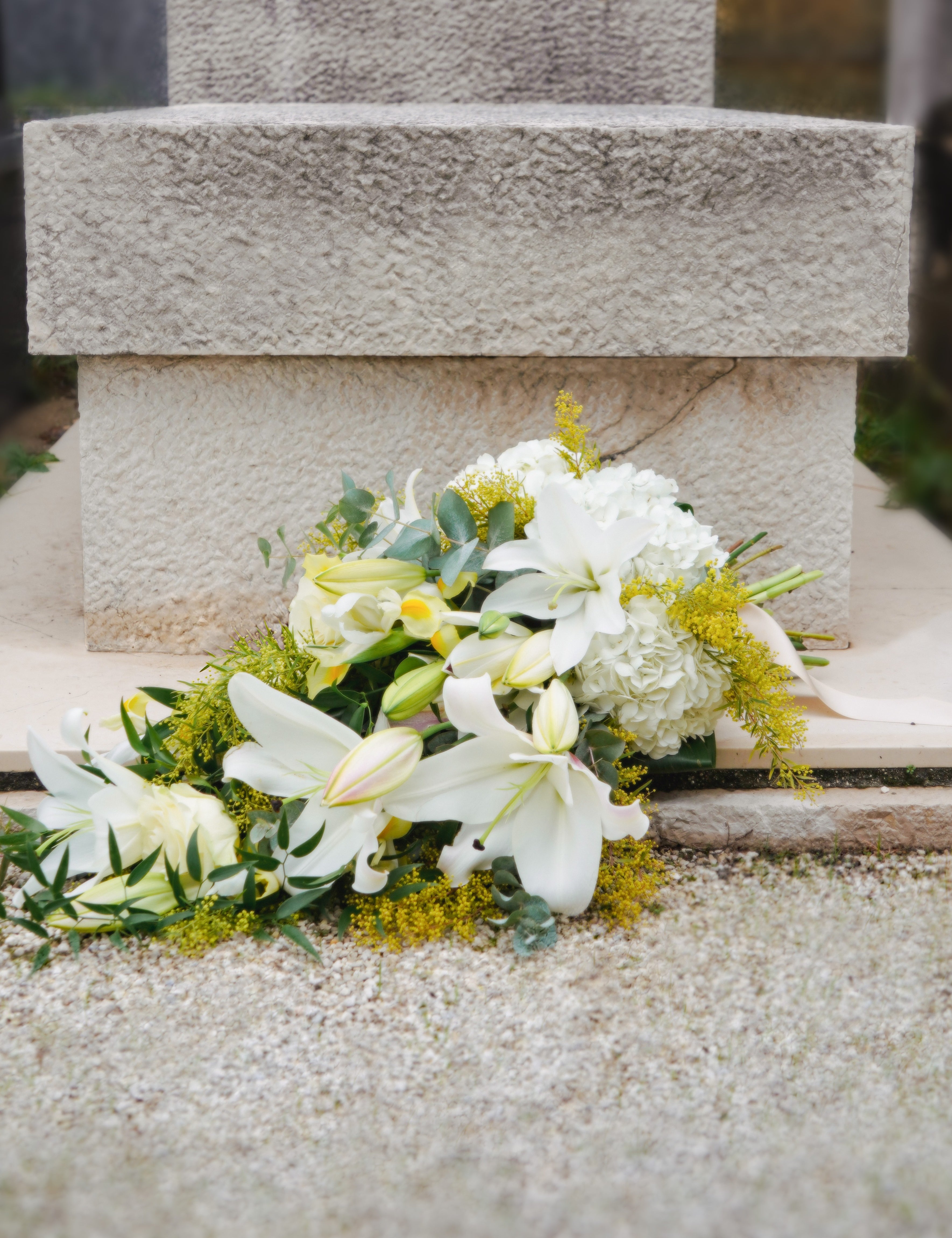 Composition de deuil dans les tons blancs avec des touches de vert.
MaisonFiori fleuriste ouvert à Nice. Bouquets de saison, créations florales élégantes et livraison de fleurs de saison à Nice en avril. Commande en ligne ou en boutique.
Nous livrons régulièrement nos compositions sur Nice à l'Athanée de Nice, la Chambre Funéraire de Gairaut et l'Athanée de Monaco