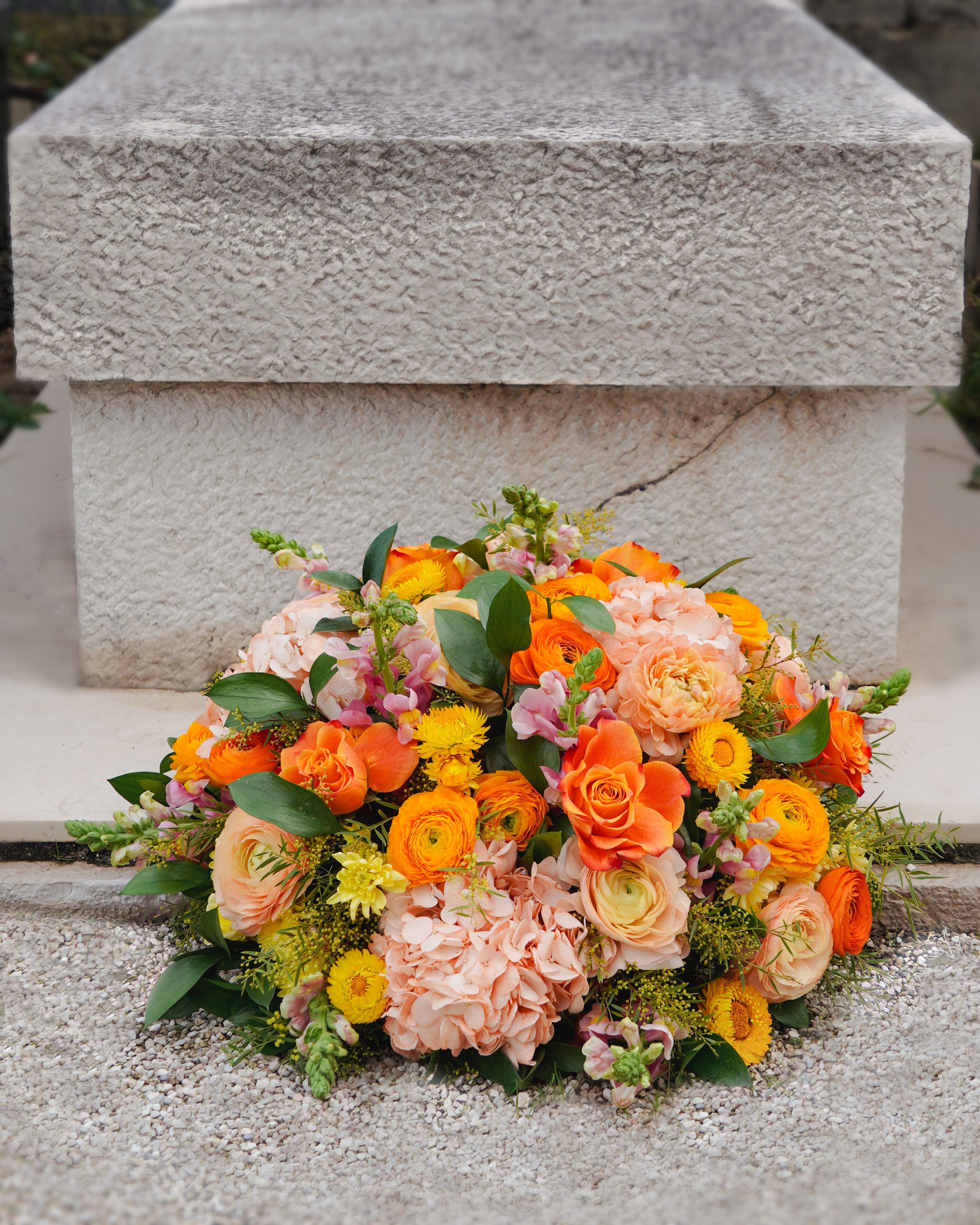 Composition de deuil dans les tons orangés. Rendez un hommage joyeux et personnalisé à vos être chers.
MaisonFiori fleuriste ouvert à Nice. Créations florales élégantes et livraison de fleurs de saison à Nice en avril. Commande en ligne ou en boutique.
Livraison de fleurs de deuil sur Nice. Nous livrons régulièrement nos compositions au sein de l'Athanée de Nice, la Chambre Funéraire de Gairaut et l'Athanée de Monaco. 