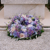 Composition de deuil dans les tons mauves avec des touches de vert.
MaisonFiori fleuriste ouvert à Nice. Bouquets de saison, créations florales élégantes et livraison de fleurs de saison à Nice en avril. Commande en ligne ou en boutique.