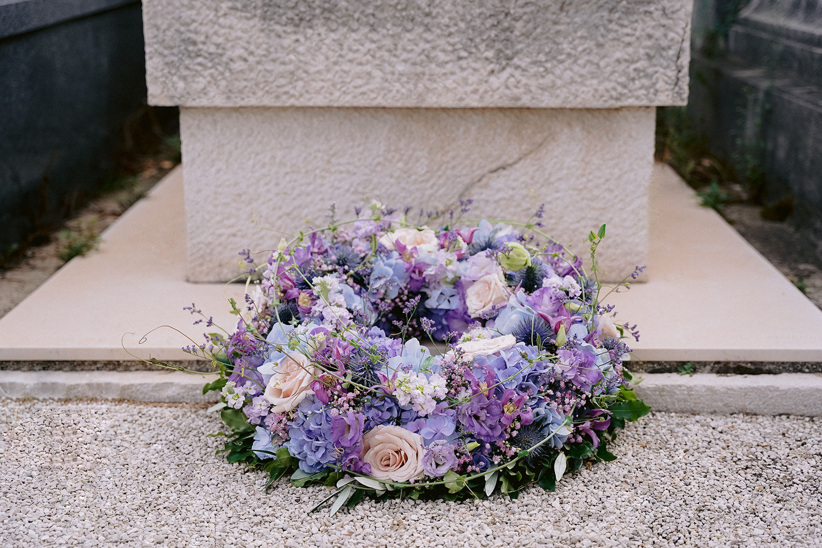 Composition de deuil dans les tons mauves avec des touches de vert.
MaisonFiori fleuriste ouvert à Nice. Bouquets de saison, créations florales élégantes et livraison de fleurs de saison à Nice en avril. Commande en ligne ou en boutique.