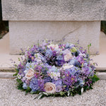 Composition de deuil dans les tons mauves avec des touches de vert.
MaisonFiori fleuriste ouvert à Nice. Bouquets de saison, créations florales élégantes et livraison de fleurs de saison à Nice en avril. Commande en ligne ou en boutique.