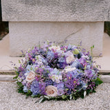 Composition de deuil dans les tons mauves avec des touches de vert.
MaisonFiori fleuriste ouvert à Nice. Bouquets de saison, créations florales élégantes et livraison de fleurs de saison à Nice en avril. Commande en ligne ou en boutique.