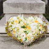 Composition de deuil en forme de coeur dans les tons blancs. Rendez un hommage original et personnalisé à vos être chers.
MaisonFiori fleuriste ouvert à Nice. Créations florales élégantes et livraison de fleurs de saison à Nice en avril. Commande en ligne ou en boutique.
Nous livrons régulièrement nos compositions sur Nice à l'Athanée de Nice, la Chambre Funéraire de Gairaut et l'Athanée de Monaco