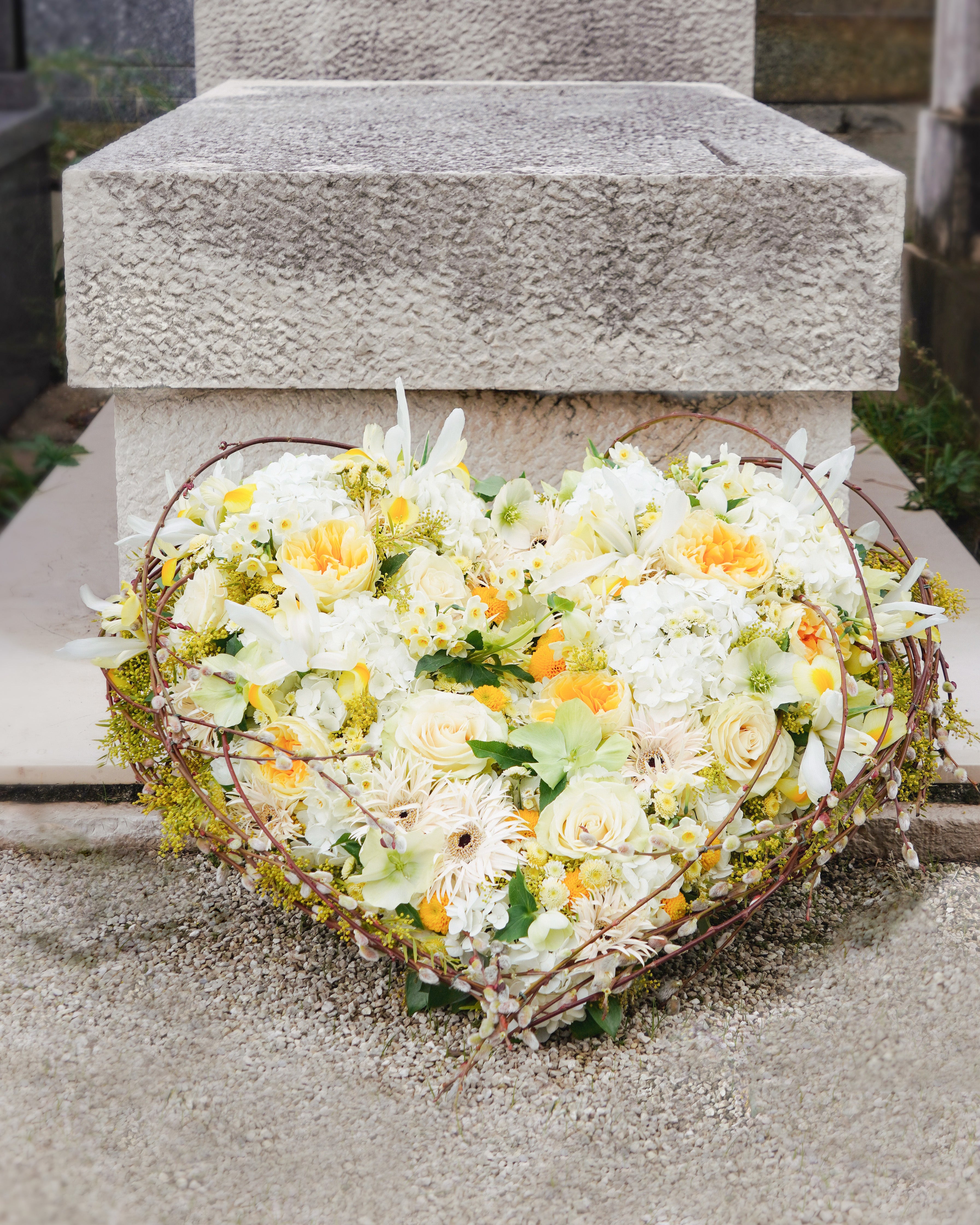 Composition de deuil en forme de coeur dans les tons blancs. Rendez un hommage original et personnalisé à vos être chers.
MaisonFiori fleuriste ouvert à Nice. Créations florales élégantes et livraison de fleurs de saison à Nice en avril. Commande en ligne ou en boutique.
Nous livrons régulièrement nos compositions sur Nice à l'Athanée de Nice, la Chambre Funéraire de Gairaut et l'Athanée de Monaco