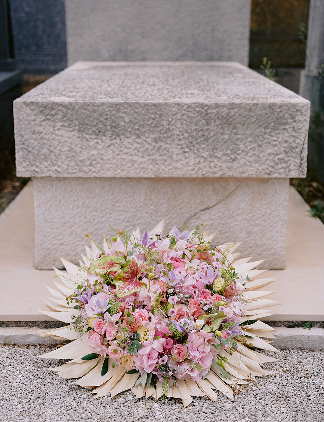Composition de deuil élégante et contemporaine dans les tons roses.
MaisonFiori fleuriste ouvert à Nice. Bouquets de saison, créations florales élégantes et livraison de fleurs de saison à Nice en avril. Commande en ligne ou en boutique.
Créations florales élégantes et livraison de fleurs de saison à Nice en avril. Commande en ligne ou en boutique.
Nous livrons régulièrement nos compositions sur Nice à l'Athanée de Nice, la Chambre Funéraire de Gairaut et l'Athanée de Monaco