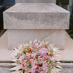 Composition de deuil élégante et contemporaine dans les tons roses.
MaisonFiori fleuriste ouvert à Nice. Bouquets de saison, créations florales élégantes et livraison de fleurs de saison à Nice en avril. Commande en ligne ou en boutique.
Créations florales élégantes et livraison de fleurs de saison à Nice en avril. Commande en ligne ou en boutique.
Nous livrons régulièrement nos compositions sur Nice à l'Athanée de Nice, la Chambre Funéraire de Gairaut et l'Athanée de Monaco