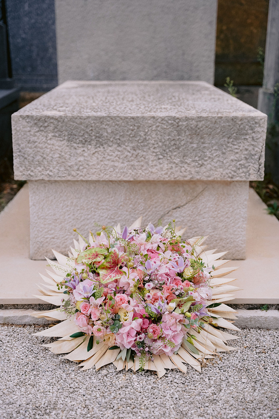 Composition de deuil élégante et contemporaine dans les tons roses.
MaisonFiori fleuriste ouvert à Nice. Bouquets de saison, créations florales élégantes et livraison de fleurs de saison à Nice en avril. Commande en ligne ou en boutique.
Créations florales élégantes et livraison de fleurs de saison à Nice en avril. Commande en ligne ou en boutique.
Nous livrons régulièrement nos compositions sur Nice à l'Athanée de Nice, la Chambre Funéraire de Gairaut et l'Athanée de Monaco