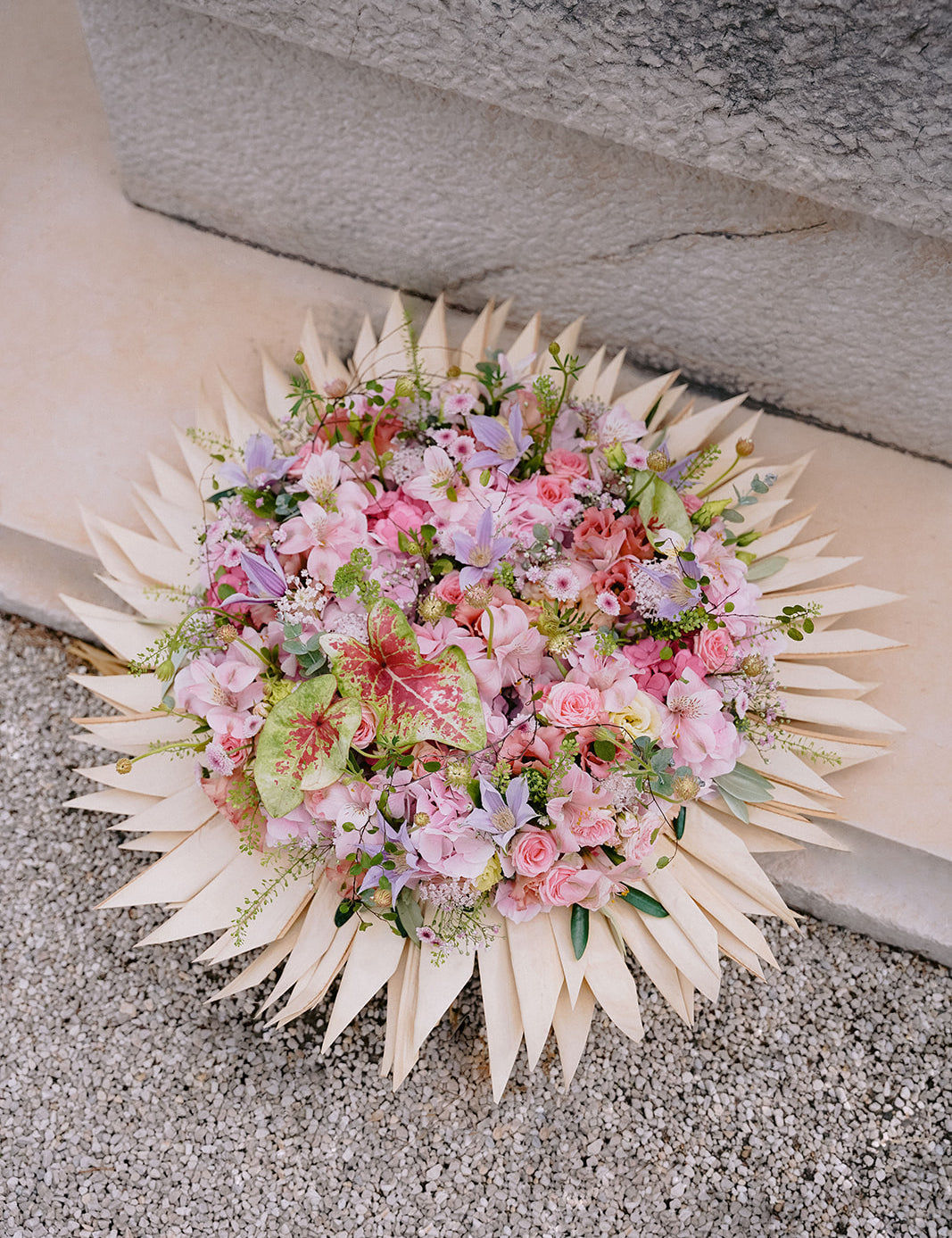 Composition de deuil élégante et contemporaine dans les tons roses.
MaisonFiori fleuriste ouvert à Nice. Bouquets de saison, créations florales élégantes et livraison de fleurs de saison à Nice en avril. Commande en ligne ou en boutique.
Créations florales élégantes et livraison de fleurs de saison à Nice en avril. Commande en ligne ou en boutique.
Nous livrons régulièrement nos compositions sur Nice à l'Athanée de Nice, la Chambre Funéraire de Gairaut et l'Athanée de Monaco