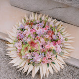 Composition de deuil élégante et contemporaine dans les tons roses.
MaisonFiori fleuriste ouvert à Nice. Bouquets de saison, créations florales élégantes et livraison de fleurs de saison à Nice en avril. Commande en ligne ou en boutique.
Créations florales élégantes et livraison de fleurs de saison à Nice en avril. Commande en ligne ou en boutique.
Nous livrons régulièrement nos compositions sur Nice à l'Athanée de Nice, la Chambre Funéraire de Gairaut et l'Athanée de Monaco