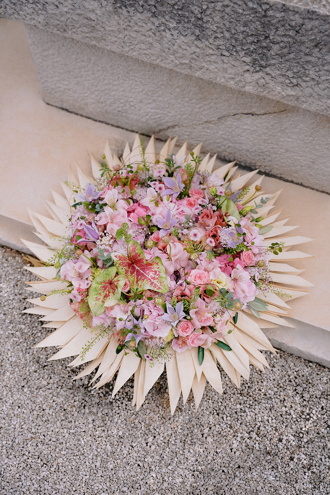 Composition de deuil élégante et contemporaine dans les tons roses.
MaisonFiori fleuriste ouvert à Nice. Bouquets de saison, créations florales élégantes et livraison de fleurs de saison à Nice en avril. Commande en ligne ou en boutique.
Créations florales élégantes et livraison de fleurs de saison à Nice en avril. Commande en ligne ou en boutique.
Nous livrons régulièrement nos compositions sur Nice à l'Athanée de Nice, la Chambre Funéraire de Gairaut et l'Athanée de Monaco