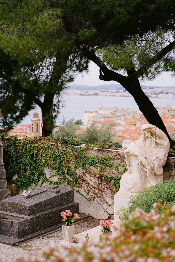 Livraison de fleurs de deuil sur Nice. Nous livrons régulièrement nos compositions au sein de l'Athanée de Nice, la Chambre Funéraire de Gairaut et l'Athanée de Monaco. Photo cimetière du château de Nice.